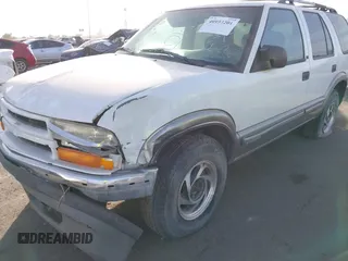 2000 Chevrolet Blazer LT z VIN 1GNDT13W6Y2383741, wystawiony jako IAAI lot #40957201 z przebiegiem 215 604 mil mil oraz . Historia ofert i sprzedaży dostępna na DreamBid. Obrazek 6.