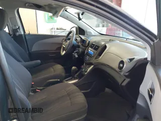 2014 Chevrolet Sonic LT z VIN 1G1JC5SH2E4199864, wystawiony jako IAAI lot #42370631 z przebiegiem 59 781 mil mil oraz . Historia ofert i sprzedaży dostępna na DreamBid. Obrazek 5.