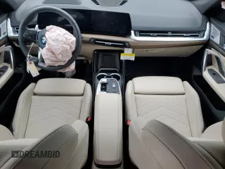 2023 BMW X1 xDrive28i z VIN WBX73EF08P5Y22376, wystawiony jako Copart lot #51129255 z przebiegiem 3601 mil mil oraz Szkody całkowita. Historia ofert i sprzedaży dostępna na DreamBid. Obrazek 8.