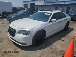 2017 Chrysler 300 S z VIN 2C3CCAGGXHH530209, wystawiony jako Copart lot #59356215 z przebiegiem 62 827 mil mil oraz Czysty tytuł • Clean title. Historia ofert i sprzedaży dostępna na DreamBid. Obrazek 1.