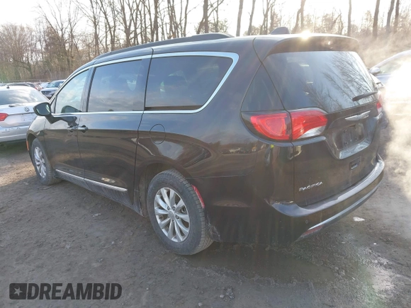 2017 Chrysler Pacifica Touring L z VIN 2C4RC1BG0HR526659, wystawiony jako IAAI lot #41752301 z przebiegiem 181 433 mil mil oraz . Historia ofert i sprzedaży dostępna na DreamBid. Obrazek 3.
