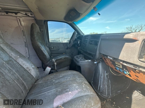2003 GMC Savana Cargo z VIN 1GTHG35U431113170, wystawiony jako Copart lot #44413145 z przebiegiem 293 807 mil mil oraz Czysty tytuł • Clean title. Historia ofert i sprzedaży dostępna na DreamBid. Obrazek 5.