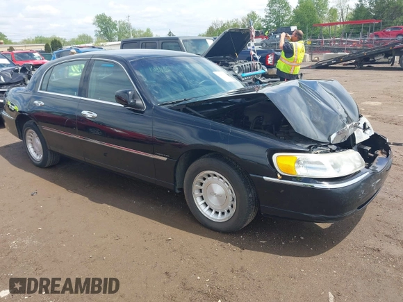 2001 Lincoln Town Car Executive z VIN 1LNHM81W21Y703011, wystawiony jako IAAI lot #42211369 z przebiegiem 188 000 mil mil oraz . Historia ofert i sprzedaży dostępna na DreamBid. Obrazek 1.