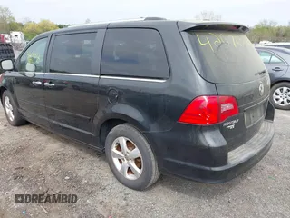 2011 Volkswagen Routan z VIN 2V4RW6DG6BR695681, wystawiony jako IAAI lot #42078872 z przebiegiem 141 730 mil mil oraz . Historia ofert i sprzedaży dostępna na DreamBid. Obrazek 3.