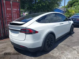 2017 Tesla Model X 90D z VIN 5YJXCBE25HF078198, wystawiony jako IAAI lot #42470050 z przebiegiem 66 850 mil mil oraz . Historia ofert i sprzedaży dostępna na DreamBid. Obrazek 4.