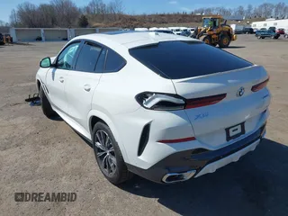 2025 BMW X6 xDrive40i z VIN 5UX33EX01S9Z04573, wystawiony jako IAAI lot #41835481 z przebiegiem 504 mil mil oraz . Historia ofert i sprzedaży dostępna na DreamBid. Obrazek 3.