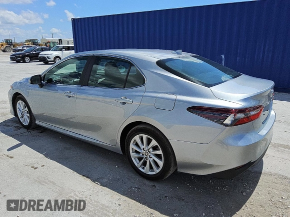 2024 Toyota Camry LE z VIN 4T1C11AK7RU852217, wystawiony jako Copart lot #57436885 z przebiegiem 45 828 mil mil oraz Czysty tytuł • Clean title. Historia ofert i sprzedaży dostępna na DreamBid. Obrazek 2.