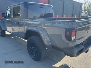 2022 Jeep Gladiator Willys z VIN 1C6HJTAG9NL160131, wystawiony jako Copart lot #50428855 z przebiegiem 56 970 mil mil oraz Czysty tytuł • Clean title. Historia ofert i sprzedaży dostępna na DreamBid. Obrazek 3.