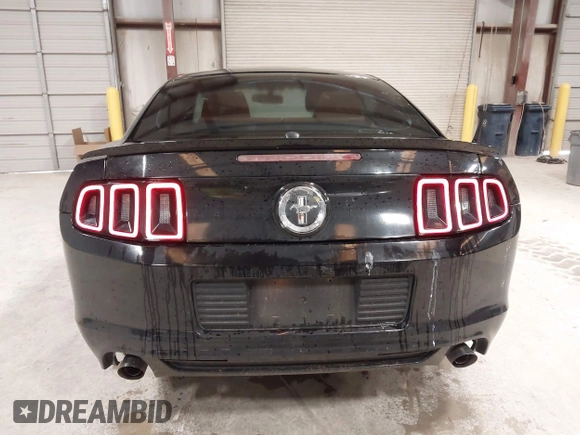 2013 Ford Mustang V6 z VIN 1ZVBP8AM5D5268763, wystawiony jako IAAI lot #42254330 z przebiegiem 127 353 mil mil oraz . Historia ofert i sprzedaży dostępna na DreamBid. Obrazek 16.