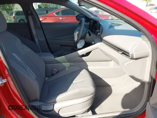 2023 Hyundai Elantra SEL z VIN KMHLM4AG3PU483700, wystawiony jako IAAI lot #42180524 z przebiegiem 9845 mil mil oraz . Historia ofert i sprzedaży dostępna na DreamBid. Obrazek 5.