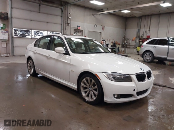 2011 BMW 3 Series 328i z VIN WBAPH5G57BNM82328, wystawiony jako IAAI lot #42130819 z przebiegiem 117 047 mil mil oraz . Historia ofert i sprzedaży dostępna na DreamBid. Obrazek 1.