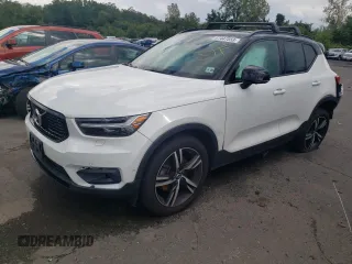 2019 Volvo XC40 R-Design z VIN YV4162UM4K2147566, wystawiony jako Copart lot #67447553 z przebiegiem 55 890 mil mil oraz Szkoda całkowita • Salvage title. Historia ofert i sprzedaży dostępna na DreamBid. Obrazek 1.