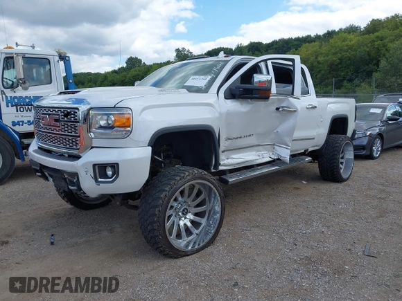 2019 GMC Sierra 2500HD Denali with VIN 1GT12SEY5KF236832, listed as a IAAI auction lot 40151260 with 45,531 mi miles. Bid and sale history available at carsss.com. Image 17.