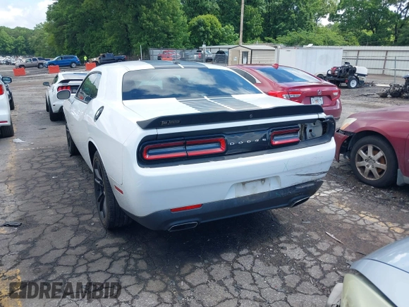 2017 Dodge Challenger SXT z VIN 2C3CDZAG7HH633821, wystawiony jako IAAI lot #42242378 z przebiegiem 97 492 mil mil oraz . Historia ofert i sprzedaży dostępna na DreamBid. Obrazek 3.