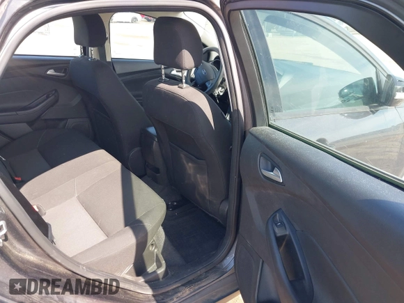 2017 Ford Focus SE z VIN 1FADP3F22HL235085, wystawiony jako IAAI lot #42465812 z przebiegiem 84 419 mil mil oraz . Historia ofert i sprzedaży dostępna na DreamBid. Obrazek 8.