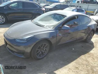 2021 Tesla Model 3 Standard Range Plus z VIN 5YJ3E1EA0MF089307, wystawiony jako Copart lot #50575465 z przebiegiem 131 251 mil mil oraz Szkody całkowita. Historia ofert i sprzedaży dostępna na DreamBid. Obrazek 1.
