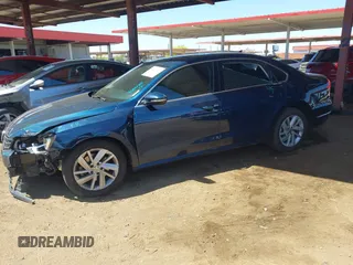 2018 Volkswagen Passat SE z VIN 1VWBA7A3XJC042079, wystawiony jako IAAI lot #42110143 z przebiegiem 74 161 mil mil oraz . Historia ofert i sprzedaży dostępna na DreamBid. Obrazek 2.