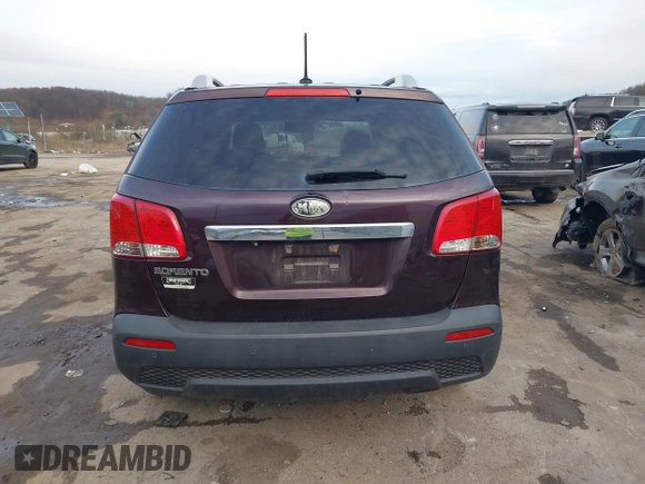 2011 Kia Sorento LX with VIN 5XYKTDA2XBG078757, listed as a IAAI auction lot 40937252 with 186,055 mi miles. Bid and sale history available at carsss.com. Image 17.