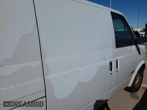 2000 Chevrolet Astro Cargo Van with VIN 1GCDM19W0YB145347, listed as a IAAI auction lot 42070098 with 183,723 mi miles. Bid and sale history available at carsss.com. Image 1.
