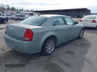 2005 Chrysler 300 with VIN 2C3AA43R85H559953, listed as a IAAI auction lot 41326006 with 190,288 mi miles. Bid and sale history available at carsss.com. Image 4.