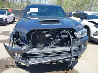 2018 Toyota Tacoma SR5 z VIN 3TMDZ5BN0JM051283, wystawiony jako IAAI lot #42008928 z przebiegiem 106 155 mil mil oraz . Historia ofert i sprzedaży dostępna na DreamBid. Obrazek 6.