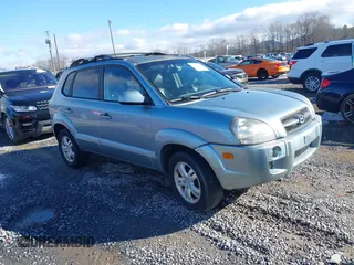 2008 Hyundai Tucson SE with VIN KM8JN72D58U830570, listed as a IAAI auction lot 38440972 with 137,244 mi miles. Bid and sale history available at carsss.com. Image 1.