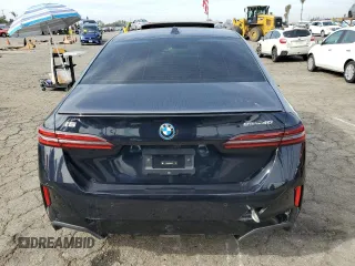 2024 BMW i5 eDrive40 z VIN WBY33FK03RCR93119, wystawiony jako Copart lot #43586895 z przebiegiem 2 266 mil mil oraz Szkoda całkowita • Salvage title. Historia ofert i sprzedaży dostępna na DreamBid. Obrazek 6.