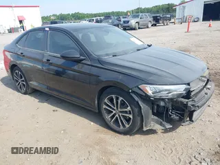 2024 Volkswagen Jetta Sport z VIN 3VWBM7BU4RM002282, wystawiony jako IAAI lot #42130139 z przebiegiem 32 569 mil mil oraz . Historia ofert i sprzedaży dostępna na DreamBid. Obrazek 1.