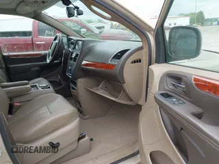 2016 Chrysler Town & Country Touring-L with VIN 2C4RC1CG1GR174351, listed as a IAAI auction lot 40789150 with 85,260 mi miles. Bid and sale history available at carsss.com. Image 5.