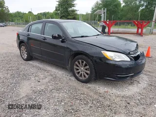 2013 Chrysler 200 Touring z VIN 1C3CCBBB2DN567418, wystawiony jako IAAI lot #42168860 z przebiegiem 173 104 mil mil oraz . Historia ofert i sprzedaży dostępna na DreamBid. Obrazek 1.