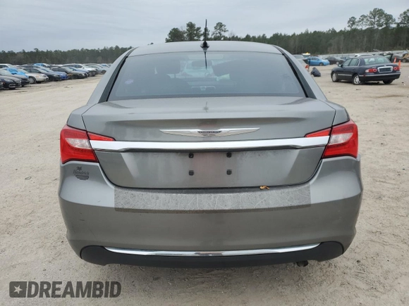 2013 Chrysler 200 Touring z VIN 1C3CCBBB2DN584591, wystawiony jako Copart lot #41503815 z przebiegiem Nie podano mil oraz Szkoda całkowita • Salvage title. Historia ofert i sprzedaży dostępna na DreamBid. Obrazek 6.