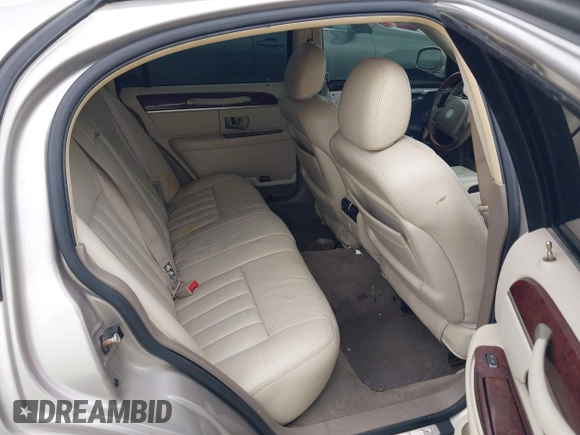 2003 Lincoln Town Car Signature z VIN 1LNHM82W83Y704682, wystawiony jako IAAI lot #41929310 z przebiegiem 242 995 mil mil oraz . Historia ofert i sprzedaży dostępna na DreamBid. Obrazek 8.