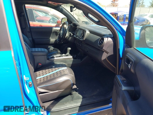 2020 Toyota Tacoma SR5 z VIN 3TMCZ5AN5LM337632, wystawiony jako IAAI lot #42203628 z przebiegiem 39 831 mil mil oraz . Historia ofert i sprzedaży dostępna na DreamBid. Obrazek 5.