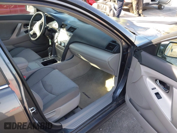 2008 Toyota Camry LE z VIN 4T1BE46K08U196337, wystawiony jako IAAI lot #41577012 z przebiegiem 172 634 mil mil oraz . Historia ofert i sprzedaży dostępna na DreamBid. Obrazek 5.