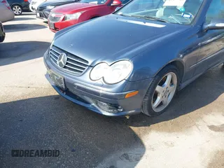 2004 Mercedes-Benz CLK 500 z VIN WDBTK75G04T005286, wystawiony jako IAAI lot #41523783 z przebiegiem 129 180 mil mil oraz . Historia ofert i sprzedaży dostępna na DreamBid. Obrazek 6.