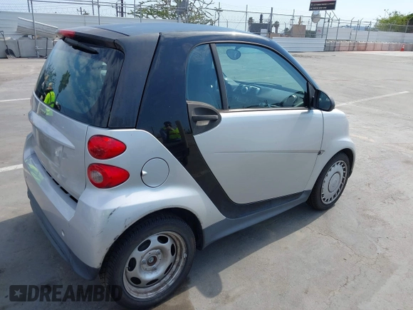 2015 Smart fortwo Passion z VIN WMEEJ3BA9FK800109, wystawiony jako IAAI lot #42782911 z przebiegiem 71 534 mil mil oraz . Historia ofert i sprzedaży dostępna na DreamBid. Obrazek 4.