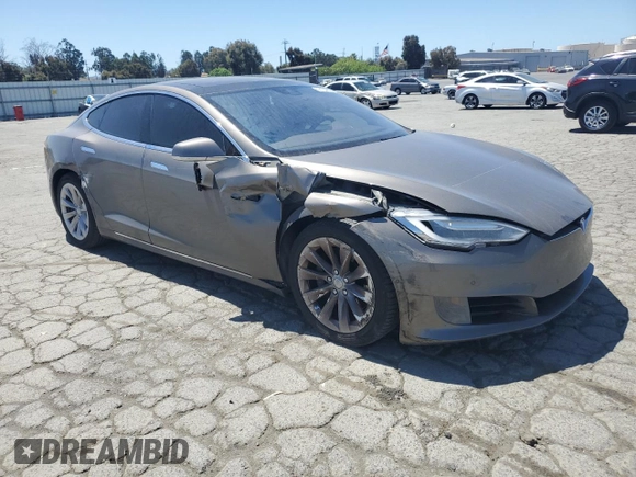 2016 Tesla Model S 90D z VIN 5YJSA1E20GF153799, wystawiony jako Copart lot #56104665 z przebiegiem 115 674 mil mil oraz Szkoda całkowita • Salvage title. Historia ofert i sprzedaży dostępna na DreamBid. Obrazek 4.