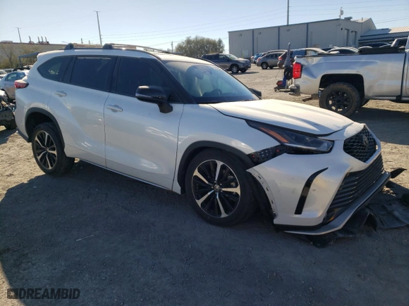 2022 Toyota Highlander XSE with VIN 5TDJZRAH8NS099982, listed as a Copart auction lot 79723234 with 42,992 mi miles and Salvage Title. Bid and sale history available at carsss.com. Image 4.