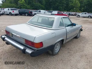 1985 Mercedes-Benz 380 z VIN WDBBA45C4FA016168, wystawiony jako IAAI lot #42245527 z przebiegiem 127 083 mil mil oraz . Historia ofert i sprzedaży dostępna na DreamBid. Obrazek 4.