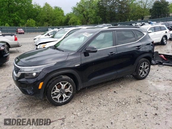 2021 Kia Seltos EX z VIN KNDERCAA6M7102971, wystawiony jako Copart lot #54679605 z przebiegiem 40 511 mil mil oraz Czysty tytuł • Clean title. Historia ofert i sprzedaży dostępna na DreamBid. Obrazek 1.