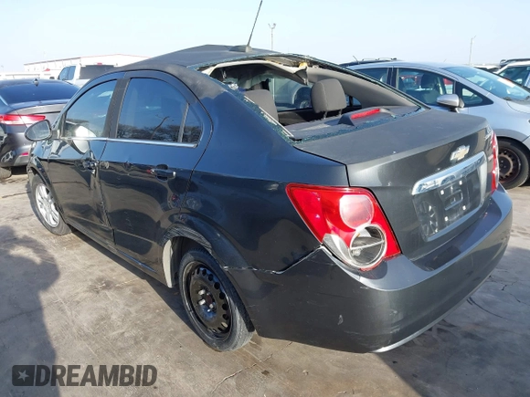 2015 Chevrolet Sonic LT z VIN 1G1JC5SB1F4128426, wystawiony jako IAAI lot #41739238 z przebiegiem 121 717 mil mil oraz . Historia ofert i sprzedaży dostępna na DreamBid. Obrazek 3.