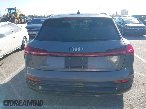 2024 Audi Q8 e-tron z VIN WA15ABGE8RB055999, wystawiony jako IAAI lot #41759410 z przebiegiem 8 972 mil mil oraz . Historia ofert i sprzedaży dostępna na DreamBid. Obrazek 16.