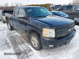 2010 Chevrolet Silverado 1500 LT with VIN 1GCSKSE33AZ121362, listed as a IAAI auction lot 42111588 with 232,076 mi miles. Bid and sale history available at carsss.com. Image 1.
