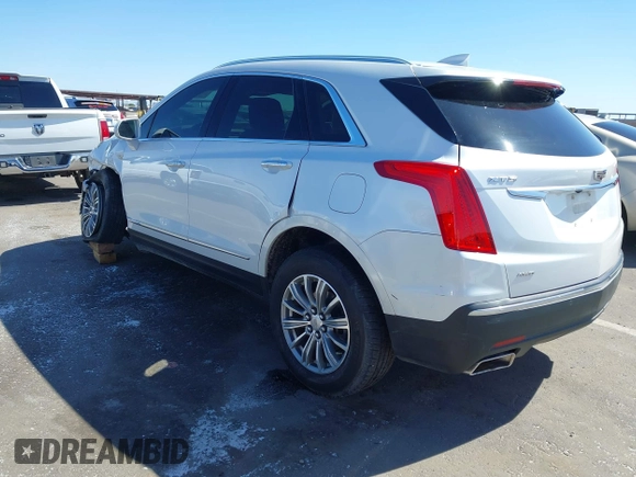 2017 Cadillac XT5 Luxury AWD z VIN 1GYKNDRS8HZ120863, wystawiony jako IAAI lot #42101279 z przebiegiem 100 535 mil mil oraz . Historia ofert i sprzedaży dostępna na DreamBid. Obrazek 3.