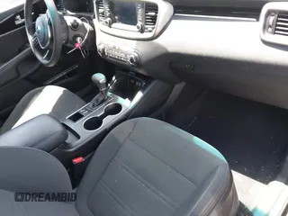 2020 Kia Sorento S z VIN 5XYPG4A58LG669899, wystawiony jako IAAI lot #42006231 z przebiegiem 58 268 mil mil oraz . Historia ofert i sprzedaży dostępna na DreamBid. Obrazek 5.