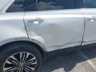 2017 Cadillac XT5 Premium Luxury FWD z VIN 1GYKNCRS5HZ230621, wystawiony jako IAAI lot #42123597 z przebiegiem 88 268 mil mil oraz . Historia ofert i sprzedaży dostępna na DreamBid. Obrazek 6.