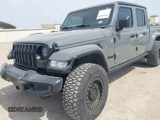 2021 Jeep Gladiator Sport S z VIN 1C6JJTAM1ML607525, wystawiony jako IAAI lot #41941550 z przebiegiem 59 283 mil mil oraz . Historia ofert i sprzedaży dostępna na DreamBid. Obrazek 6.