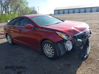 2013 Hyundai Sonata GLS z VIN 5NPEB4AC9DH540651, wystawiony jako IAAI lot #42086140 z przebiegiem 129 459 mil mil oraz . Historia ofert i sprzedaży dostępna na DreamBid. Obrazek 1.