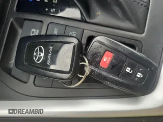 2022 Toyota RAV4 XLE z VIN 2T3P1RFV5NC282921, wystawiony jako IAAI lot #42900624 z przebiegiem 43 470 mil mil oraz . Historia ofert i sprzedaży dostępna na DreamBid. Obrazek 13.