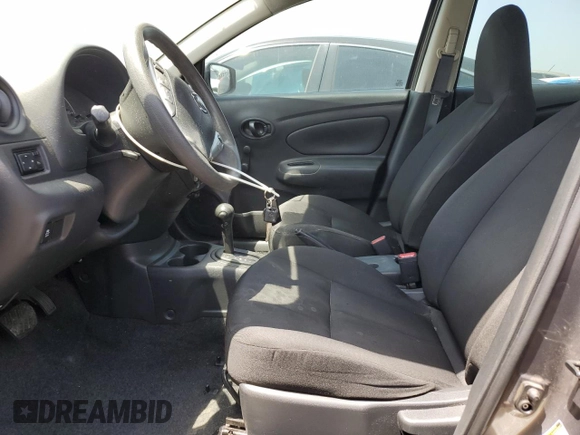 2016 Nissan Versa S z VIN 3N1CN7AP6GL884240, wystawiony jako Copart lot #63071695 z przebiegiem 48 761 mil mil oraz Czysty tytuł • Clean title. Historia ofert i sprzedaży dostępna na DreamBid. Obrazek 7.
